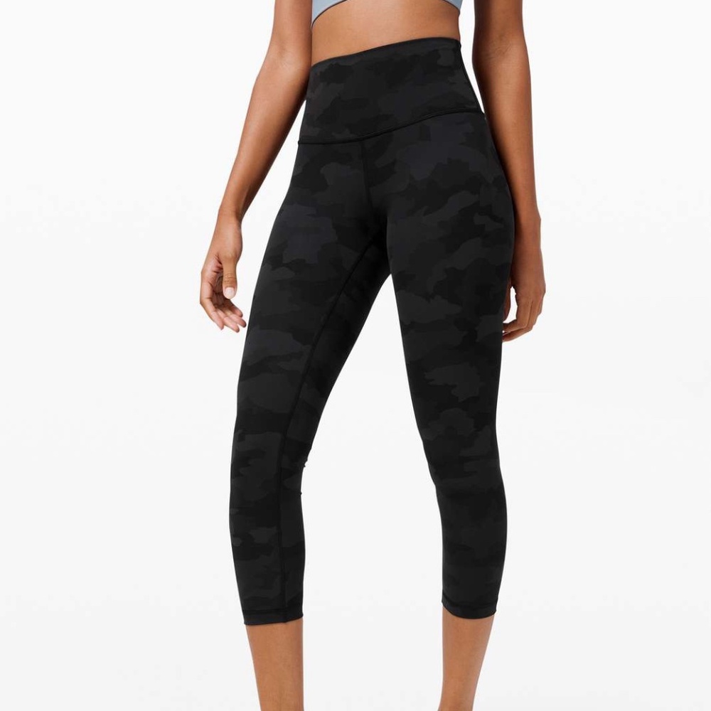 Lululemon "WUNDER UNDER CROP" Black DENIM Camo Mid Rise, Size 8 - WORN ONCE